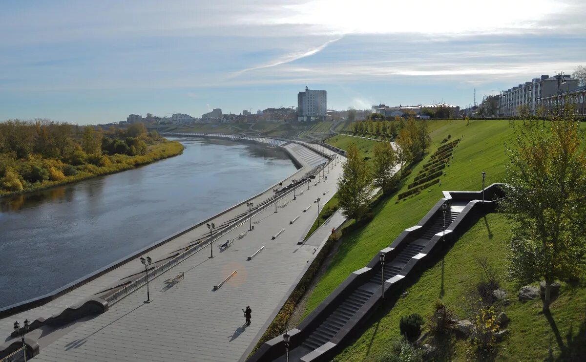 Набережная моква реки парк горького. Снимок набережной качи красноярск. Пермь 1 набережная. Река в тюмени на набережной. Набережная москвы каменная.