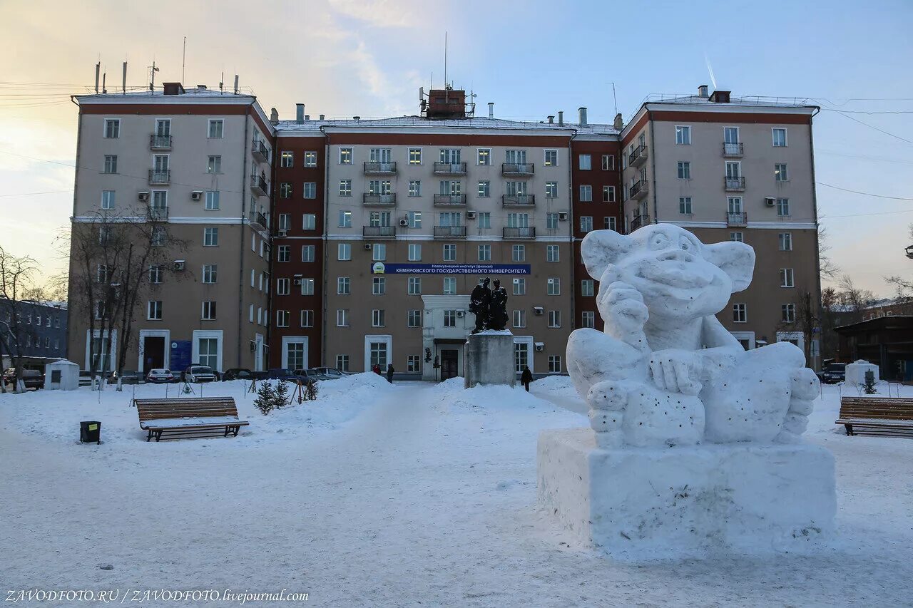 Сколько сейчас время в новокузнецке. Коммунар Новокузнецк. Коммунаров 1 Новокузнецк. Город Новокузнецк на севере. НФИ КЕМГУ Новокузнецк памятник.