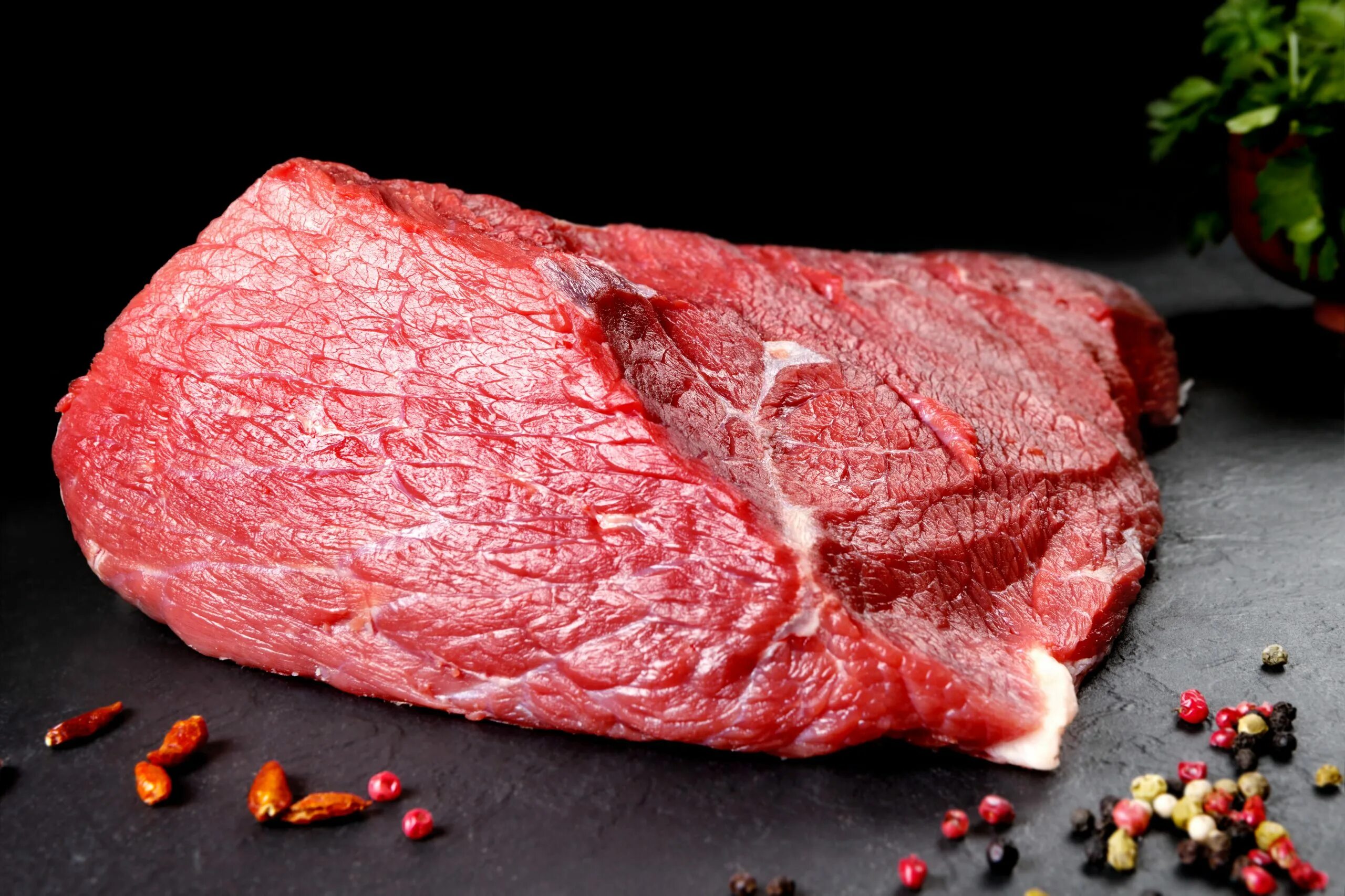 Кусок говядины на черном фоне. Мясо шея. Кусок красного мяса. Красное мясо готовый кусок.