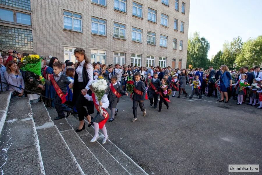 Школы смоленска телефоны. 31 Школа Смоленск. Учителя 31 школы Смоленск.