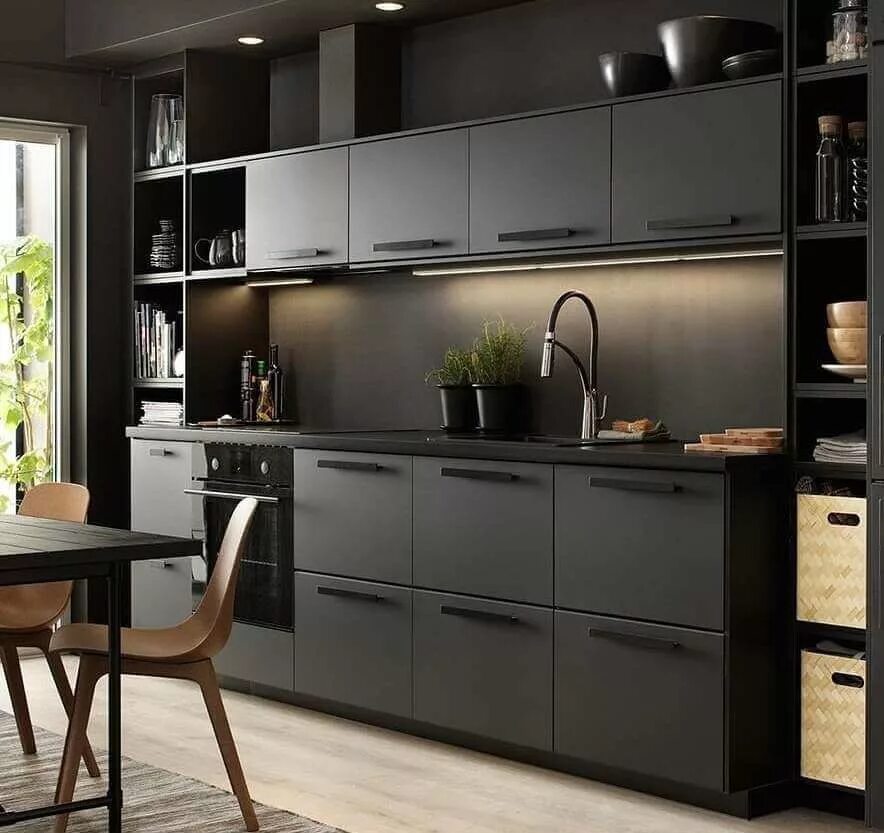 Розетки под духовку и варочную панель высота. Схема кухонной электропроводки для подключения бытовой техники. Кухонный гарнитур с окном посередине в частном. Стандарт установки розеток и выключателей от пола на кухне. Стандарты размещения розеток на кухне.