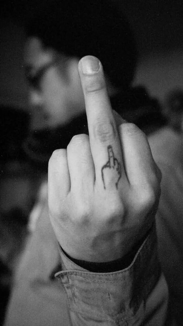фак средний палец. средний палец мужчины. средний палец на черном фоне. фотография фака. фак жест.