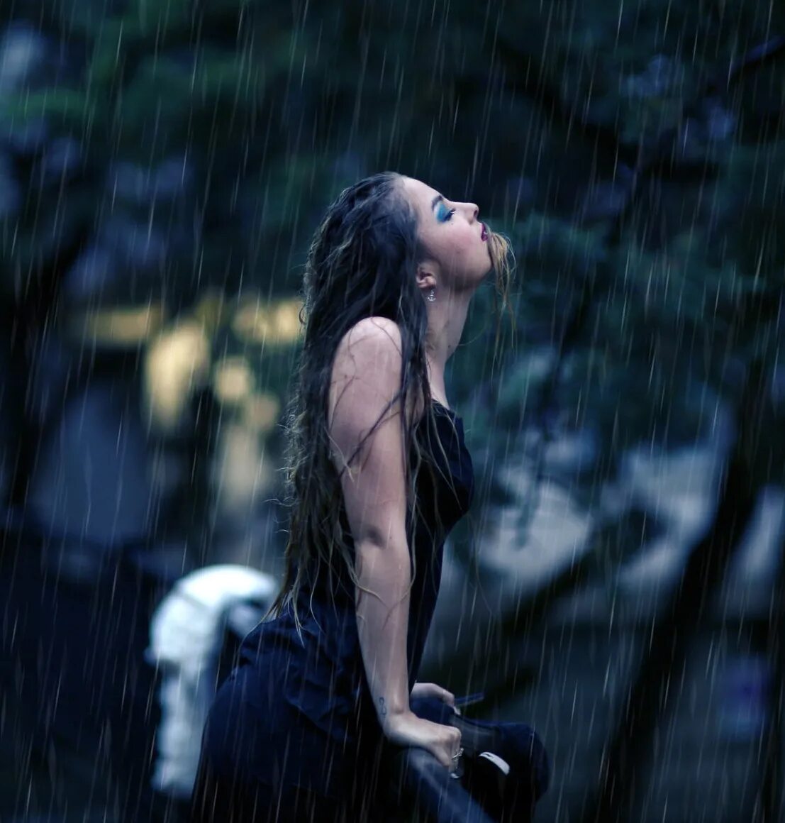 Под черным 18. Девушка под дождем. Красивая девушка под дождем. Фотосессия девушка под дождем. Брюнетка с мокрыми волосами.