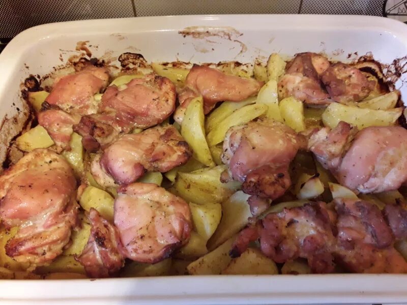 Курица с картошкой в духовке в рукаве. Бедра с картошкой в духовке. Бедра с картошкой в духовке. Бедрышки куриные в духовке с картошкой. Куриные бедра с картошкой в духовке.