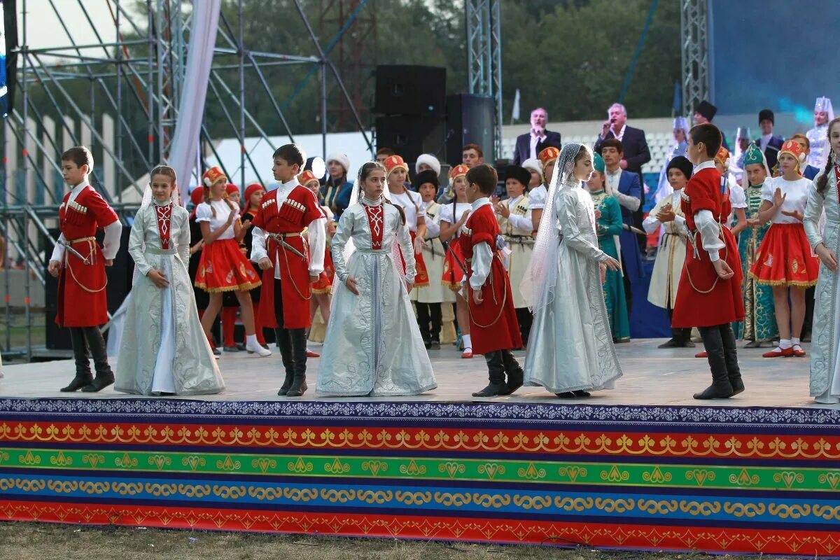 Индекс черкесск карачаево черкесская республика. Карачаево-черкесская республика народ. 100 лет карачаево-черкесии. кчр черкесск. карачаево черкесск столица.