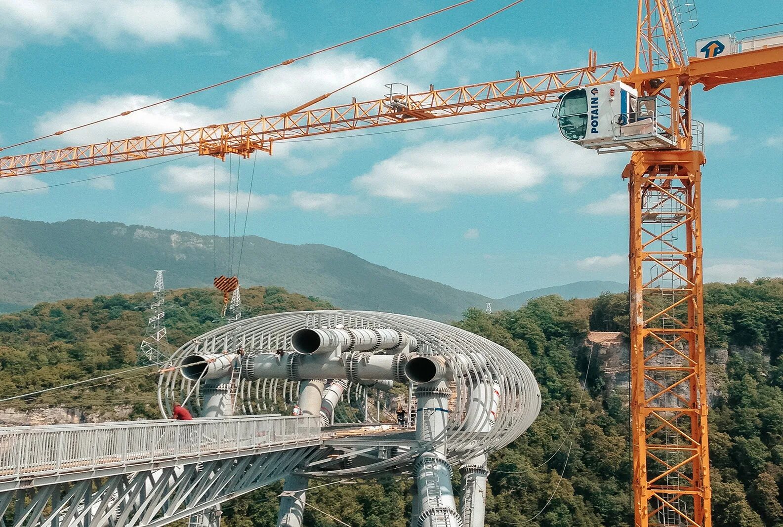 Skybridge джемете. Скайбридж Сочи. Скайпарк Симферополь. Мост Скайбридж в Сочи. Скайпарк Симферополь Лоцман.