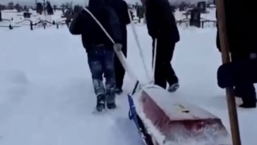Человек несущий гроб. Человек несущий гроб