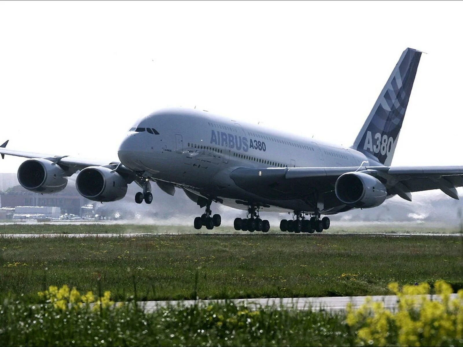Самые большие пассажирские. Аэробус а380 грузовой. Первый полет Airbus a380. Пассажирский самолёт Аэробус а380. Boeing a380.