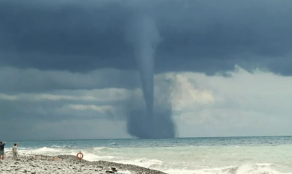 Природное явление на кубееи. Опасные явления краснодарский край. Ураган, смерч в сочи. Опасные явления краснодарский край. Смерч в лазаревском 22.