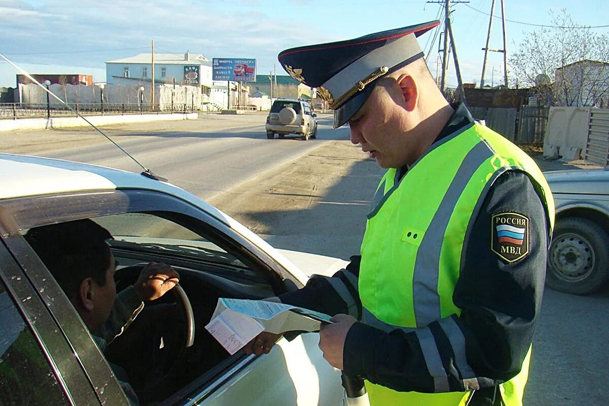 Инспектор гибдд. Гаишник остановил. Гаишники штрафуют гаишников. Гаишник штрафует. Гаишники штрафуют гаишников.