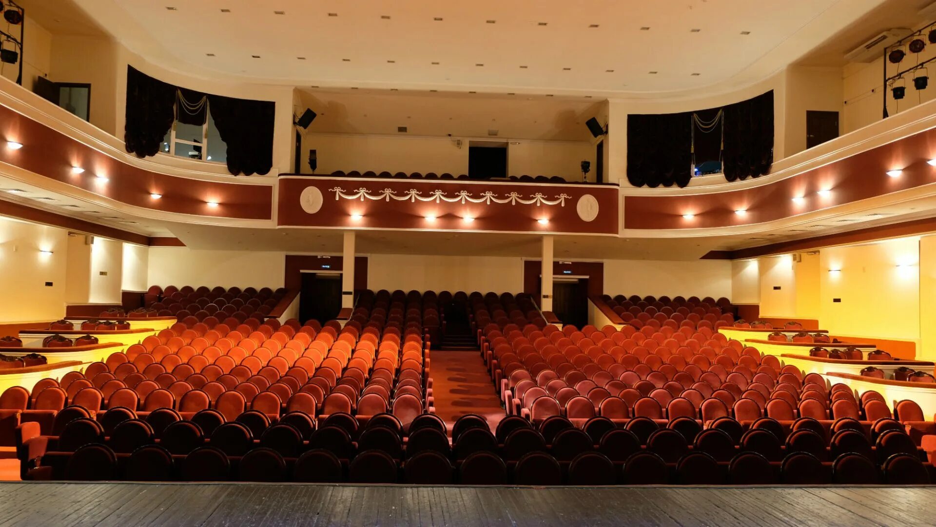 Комиссаржевской. Новочеркасский театр комиссаржевской. В. Театр драмы и комедии комиссаржевской. Театр драмы и комедии комиссаржевской.