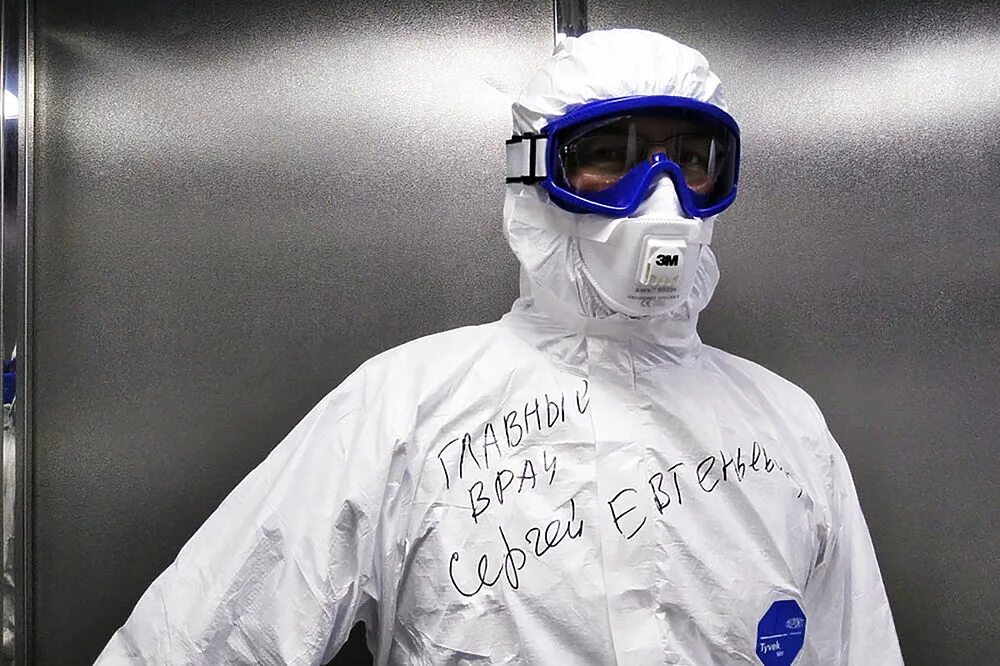 врач после ковида. врач после ковида. ковидные медики. флурон. лица медиков после масок.