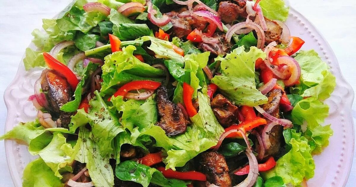Вкусные салаты с куриной печенью рецепты. Салат из куриной печени. Салат с печенью. Салат из куриной печени. Печёночный салат фото.
