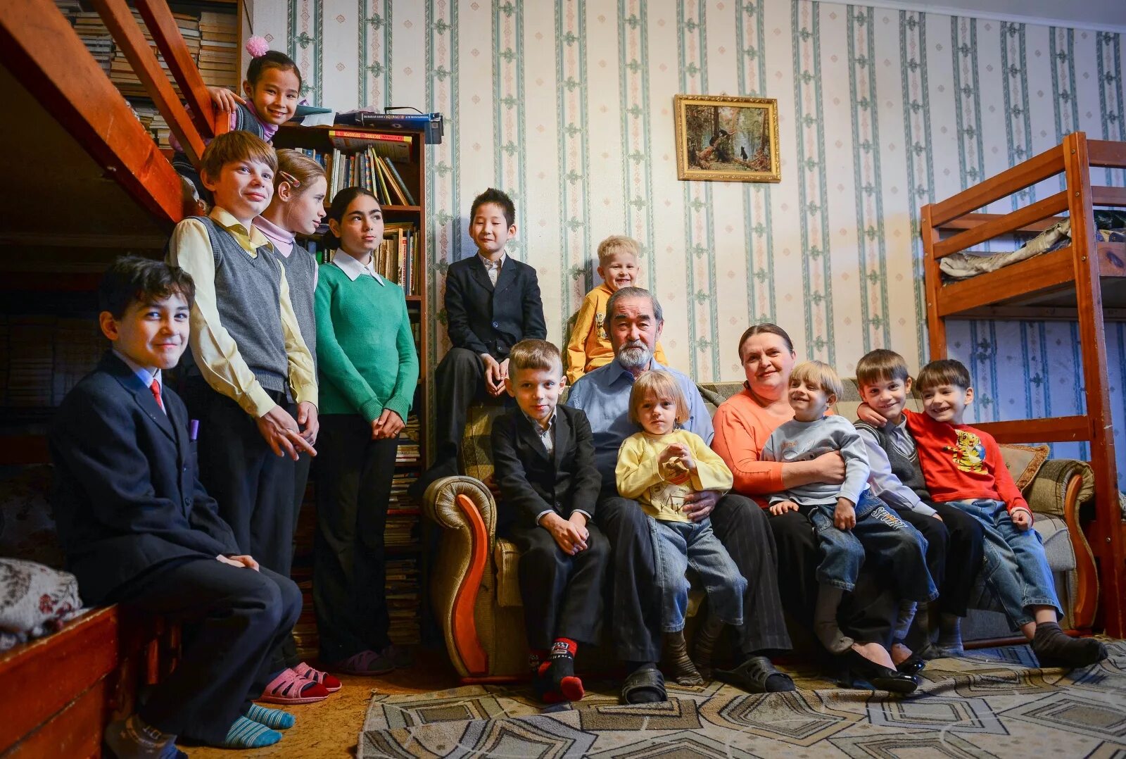 19 детей в семье россия. Многодетная семья. Большая семья. Многодетная семья в России. Большая семья в квартире.