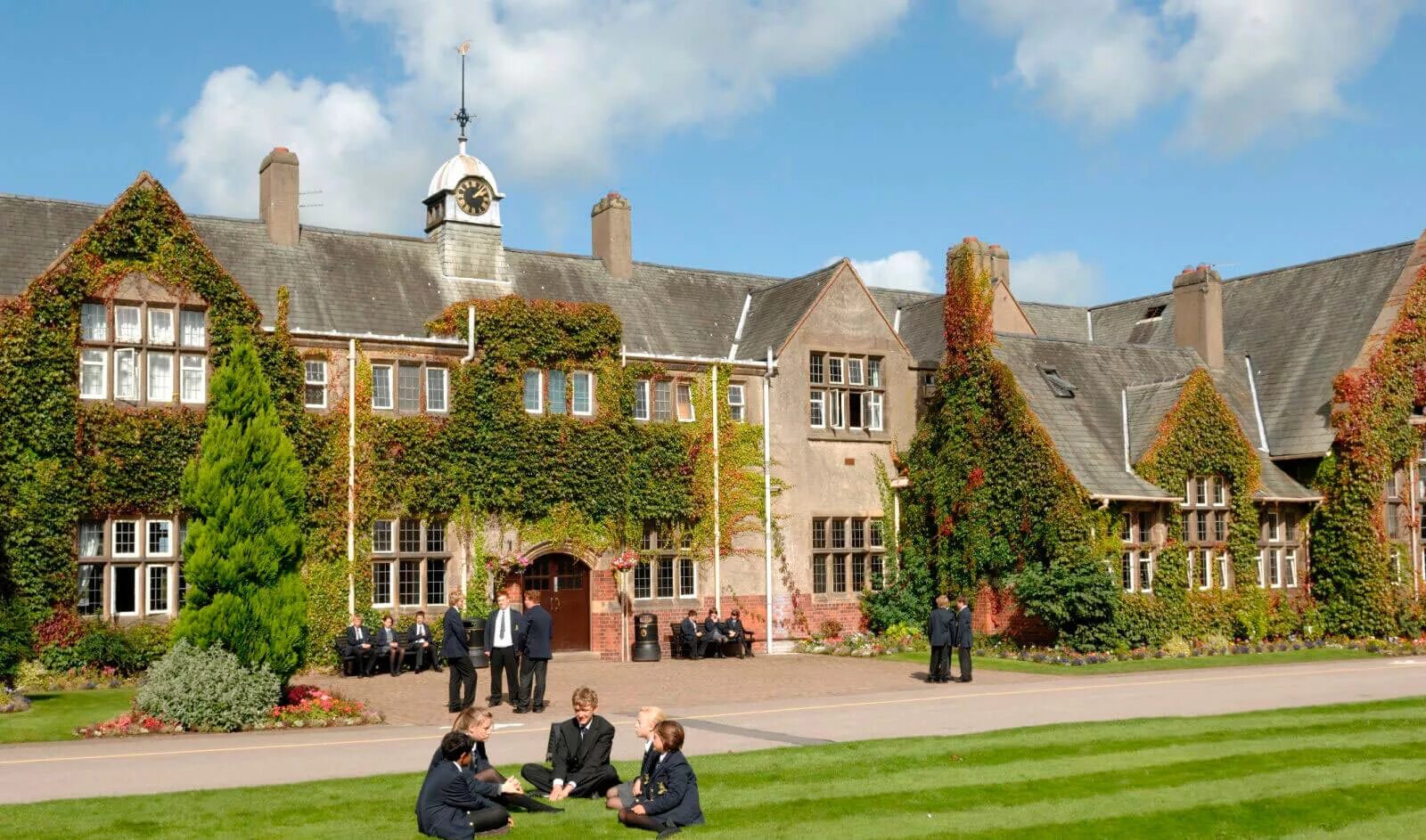 Boarding school is. Boarding school is. Бординг скул в англии. Школа пансион в англии. Тетфорд школа в англии.