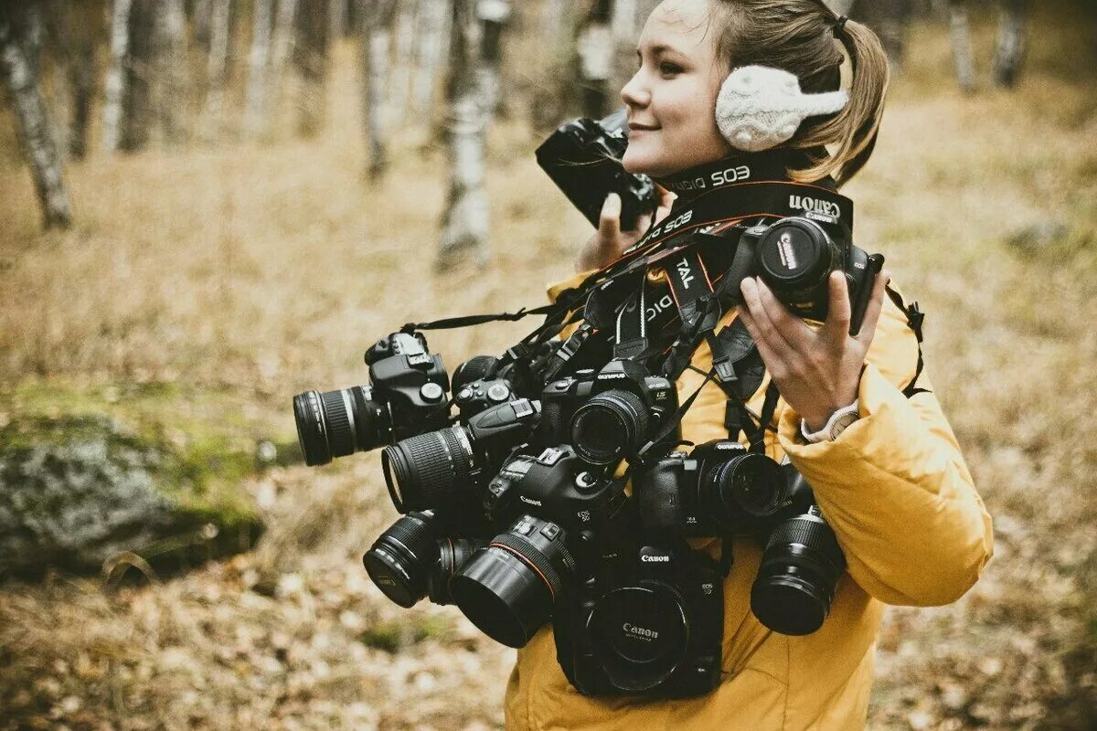 Чем лучше увлекаться. Фотосессия для фотографа. Фотограф с фотоаппаратом. Профессия фотограф. Человек с фотокамерой.