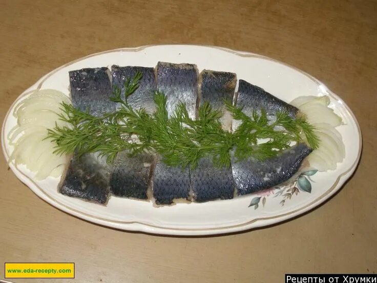 Блюда из соленой салаки рецепты. Малосольная селедка. Каспийская селедка залом. Соленая селедка рецепт с фото. Селедка кусочки фото.