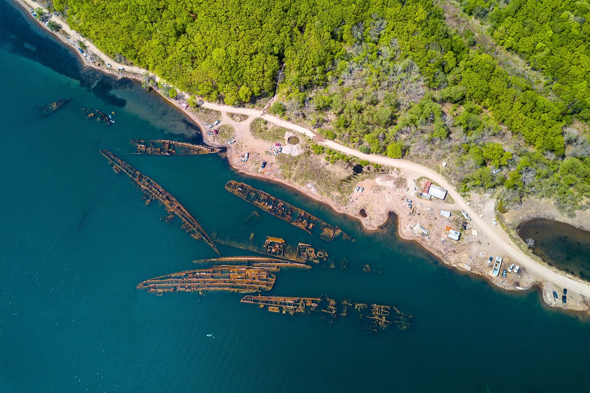 Бухта труда остров русский. Русский (остров, Приморский край). Бухта Новик Приморский край. Кладбище военных кораблей Приморский край. Поселок русский приморский край