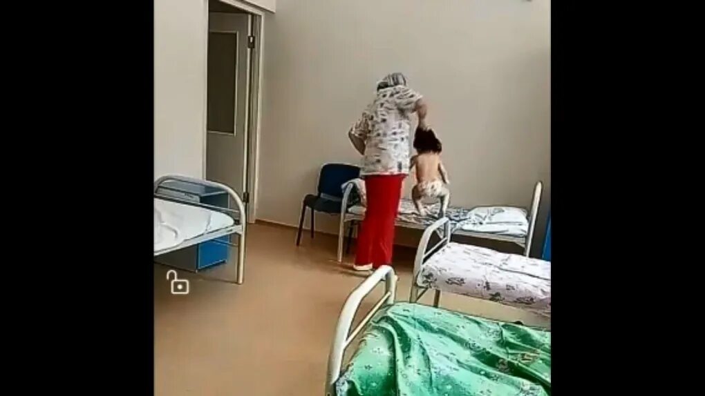 Ребенок тащит мертвого папу крокус. Медсестра ударила ребенка. Сукманиха больница 2022.