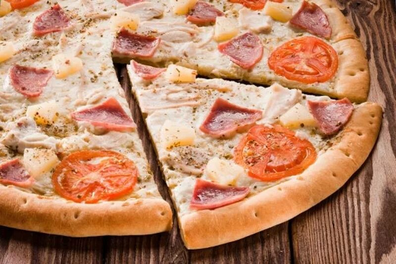 Пицца с ветчиной и помидорами. Пицца ветчина бекон помидор. Пицца с ветчиной и сыром. Пицца ветчина и сыр. Pizza reaby