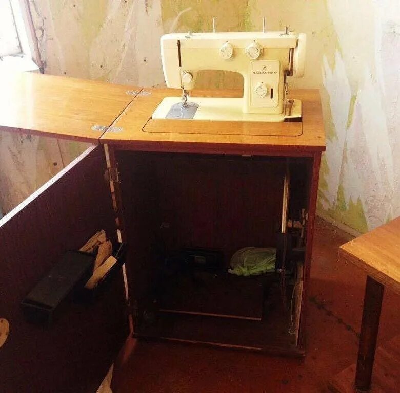 Швейная машина чайка ножная с тумбой. Швейная машинка чайка 142 м ножная в тумбе. Швейная машинка чайка 142 м ножная. Швейная машинка чайка 134. Швейная машина чайка ножная с тумбой.