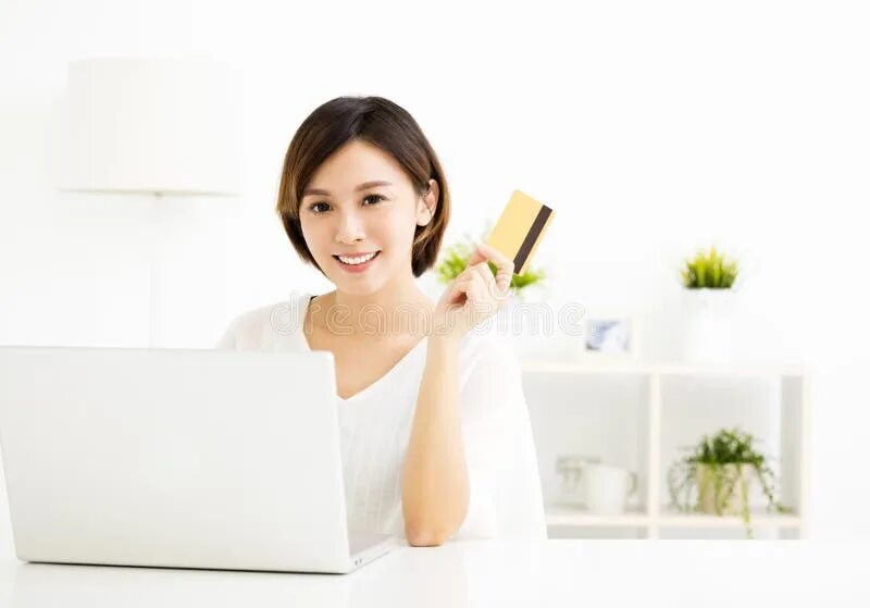 Игра в слова для предпринимателей. Consumer loans. Кредитование бизнеса. Brunette asian woman kitchen phone laptop. Кредит.