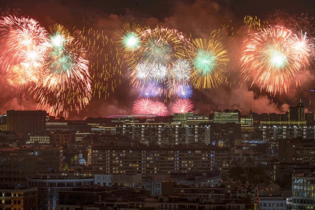 Фейерверки 9. Москва салют парад Победы. Салют 9 мая 2020 в Москве. Солет день победа 9 мой Москва. Салют 9 мая красная площадь Москва.