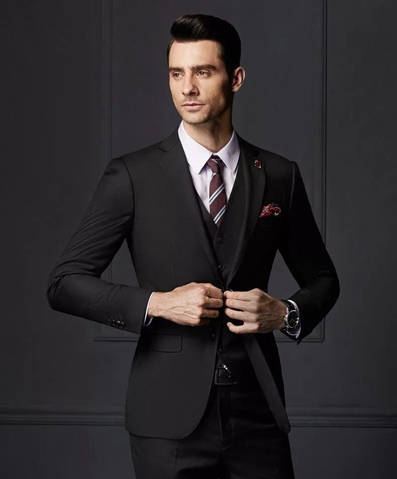 Держит галстук в зубах. Мужчина в костюме. Лакшери мужчина. Мужчина в костюме. Человек по пояс с бабочкой на руке.