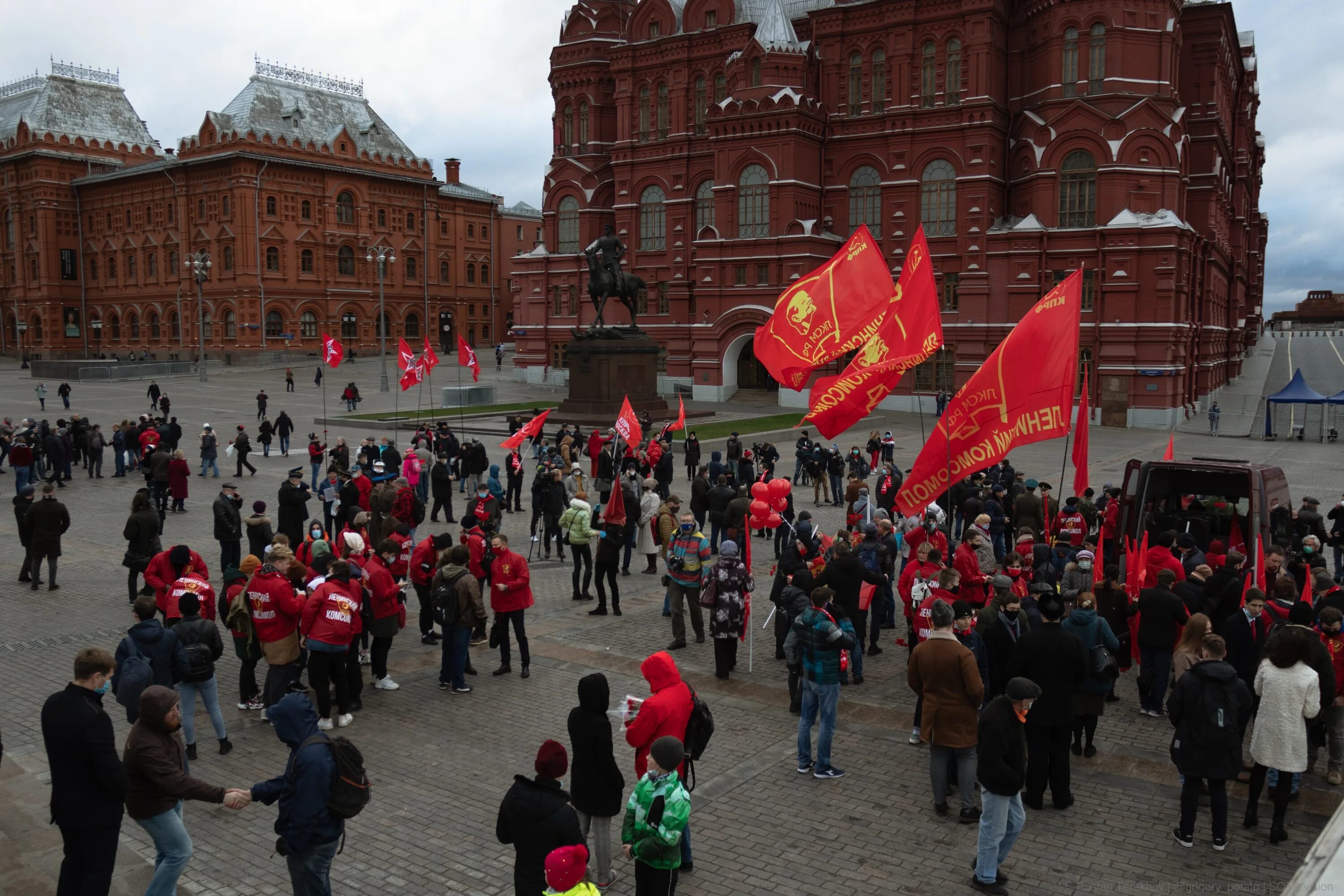 Можно попасть на красную площадь сегодня. Кпрф красная площадь. митинг на красной площади 1991. акция на красной площади. красная площадь сегодня.