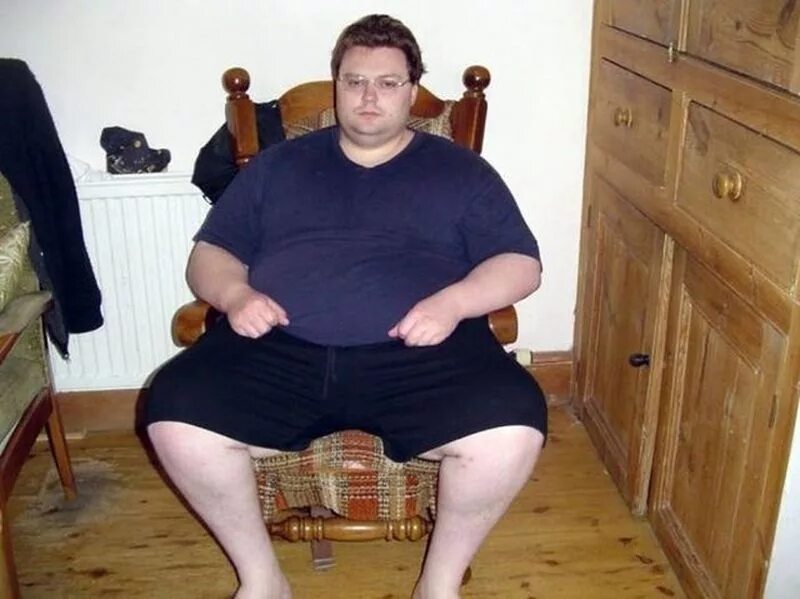 0 115 кг. Жирный молодой человек.