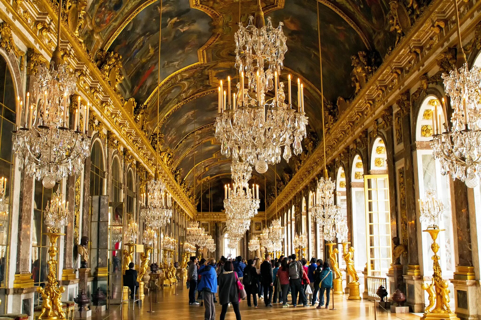 Версаль келісім. Версальский дворец дворцы Франции. Капелла Версальского дворца. Королевский двор Версальского дворца.