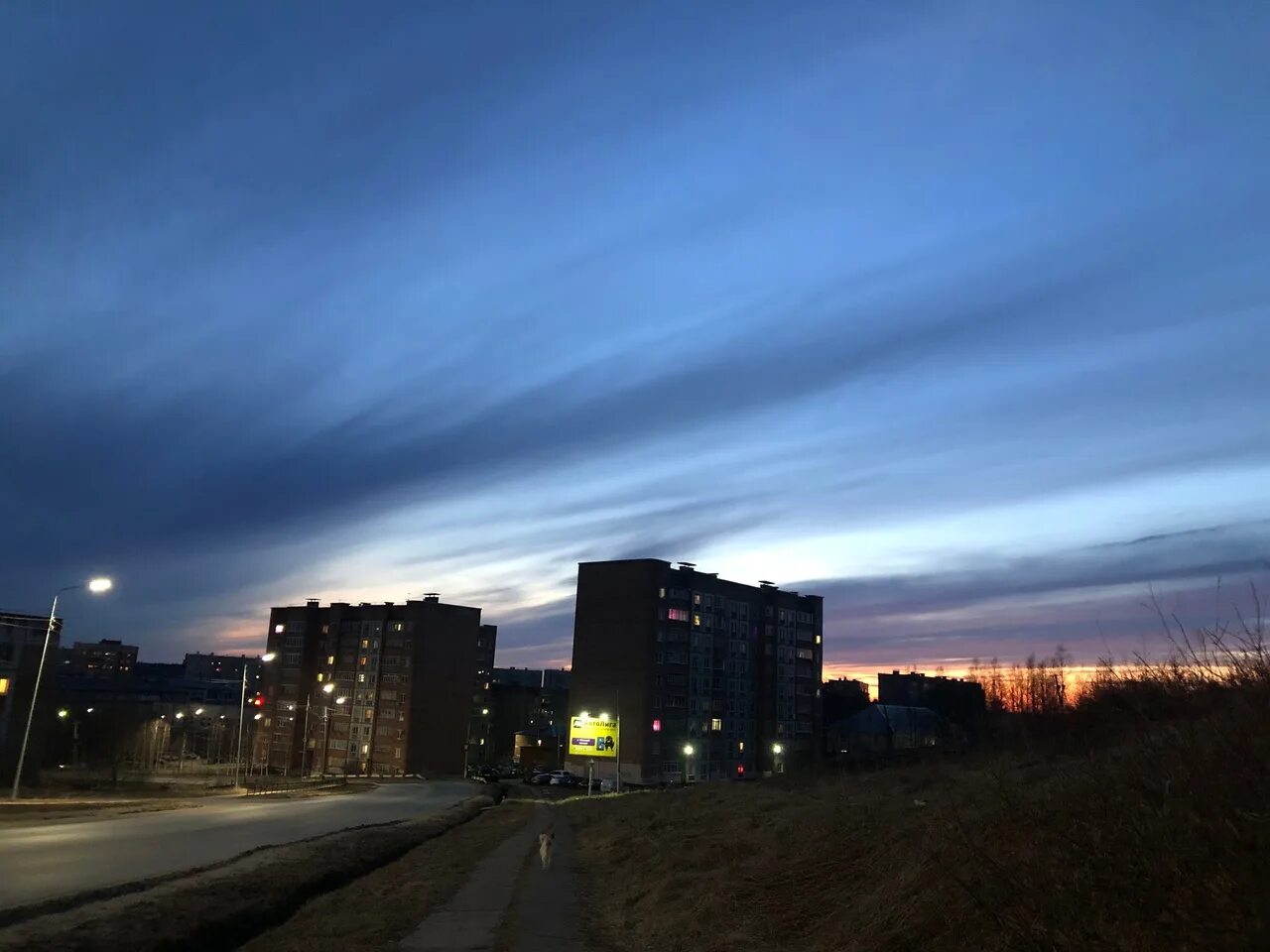 Вечерний город. Небо город. Южное вечернее небо. Вечернее небо Петрозаводск. Вечер 1 4 24