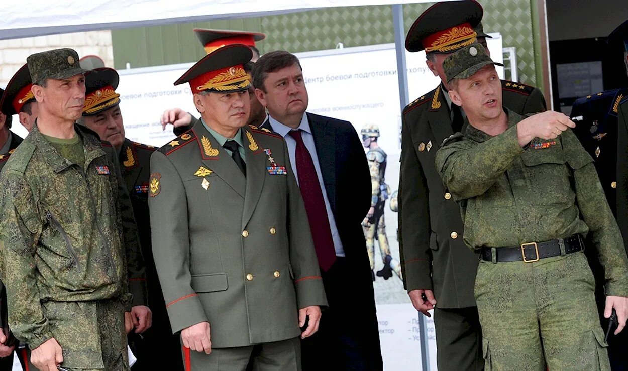 Можно носить военную форму гражданским. Можно носить военную форму гражданским