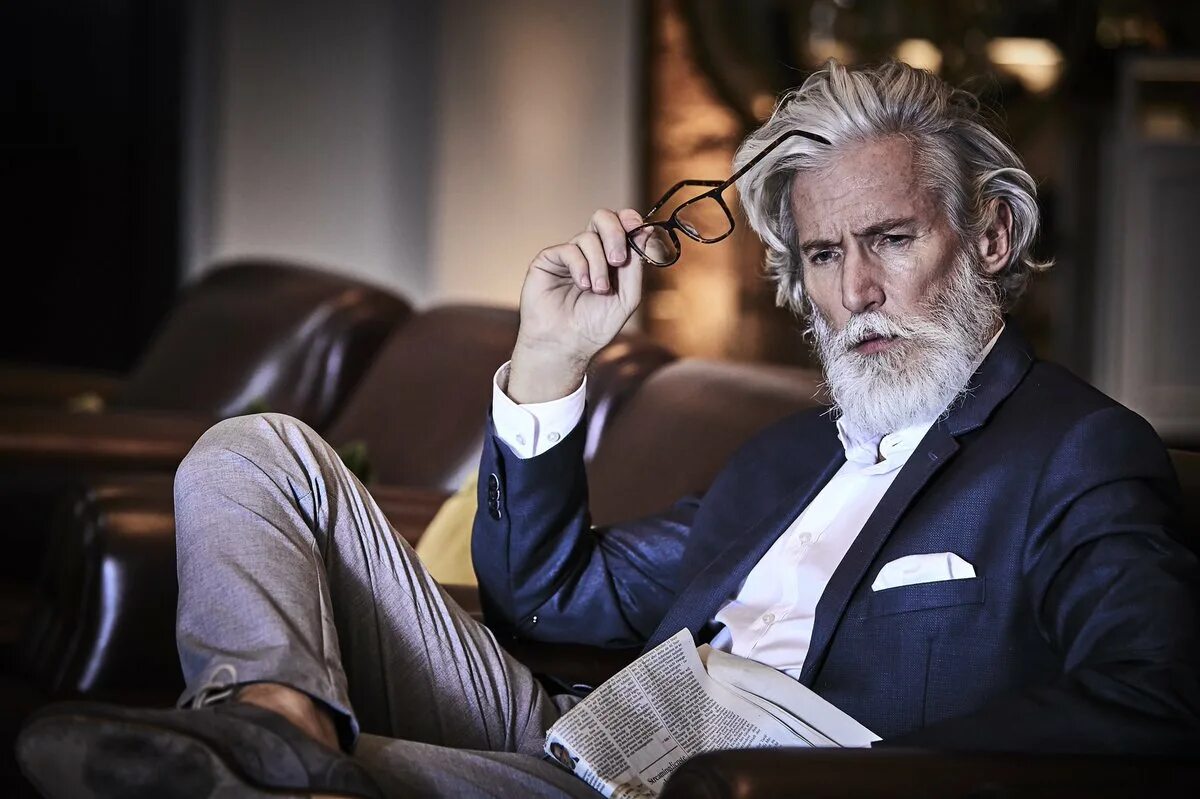 Объятия с дедушкой. Старик с усами. Фотосессия папа и сын. Старик с бородой. Седой мужчина.