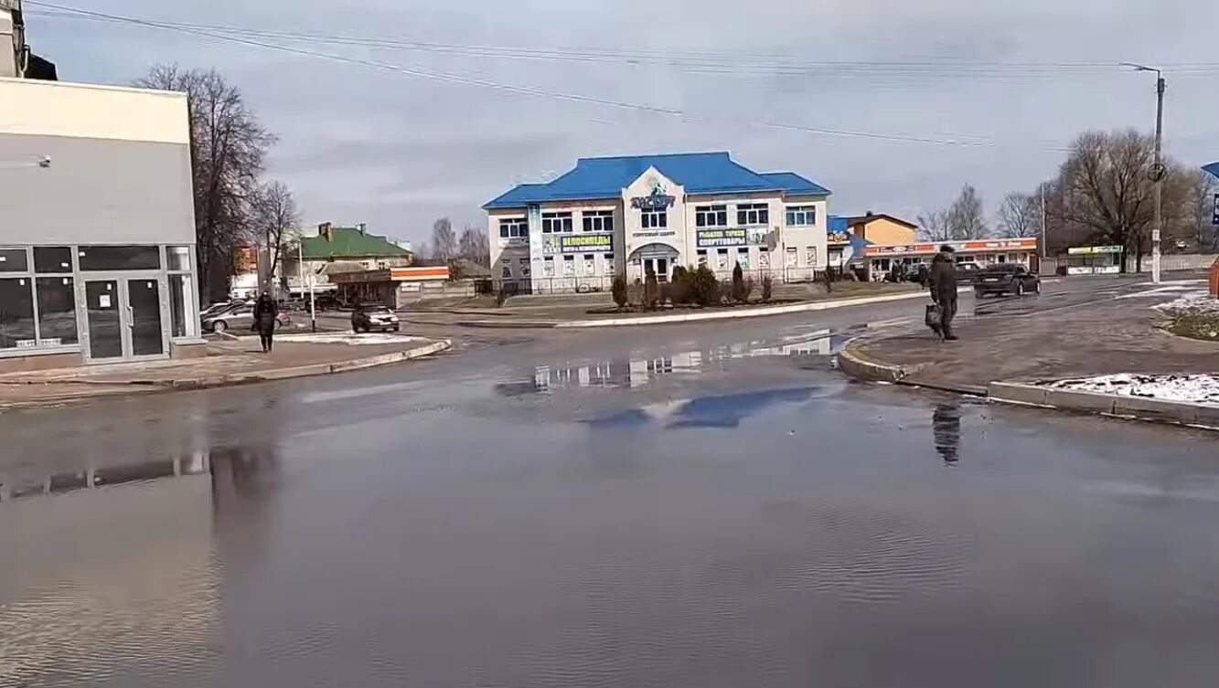 Лужа наружу. Разлив в жуковке брянской области 2018 года. жуковка лужа на калинина возле фок. александров вокзал лужа. жуковка лужа возле фок.