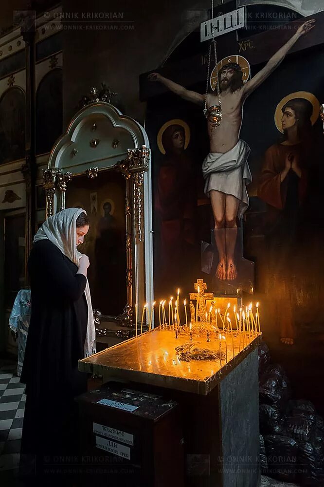 Ставить за упокой живого человека. Женщина молится в храме. Люди в храме. Девушка в храме. Христиане молятся.