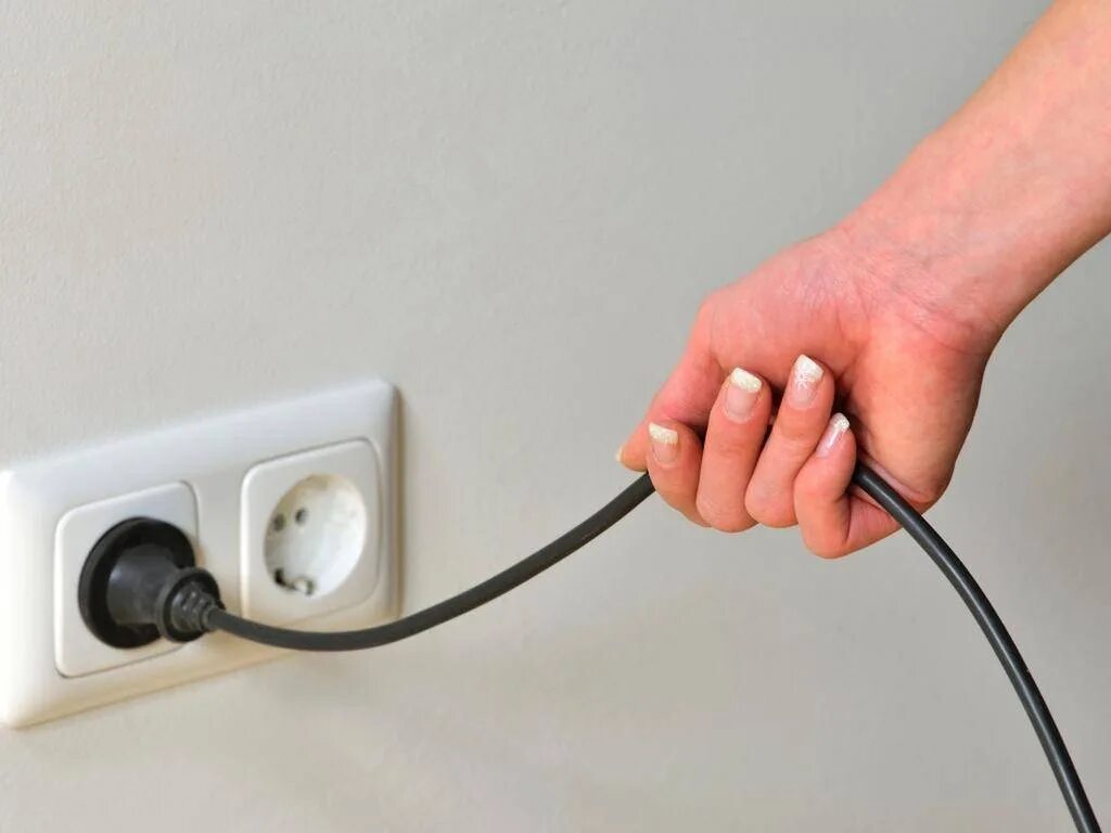 Много розеток. Незаметный удлинитель. Выдернуть шнур из розетки. Как будет удлинитель на английском. Удлинитель электрический на фанере.