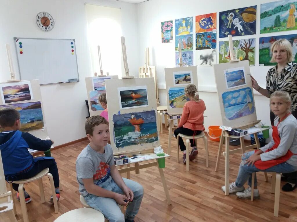 Преподаватель изо. Учитель изобразительного искусства. Студия живописи. Преподаватель изо москва. Педагог художник.