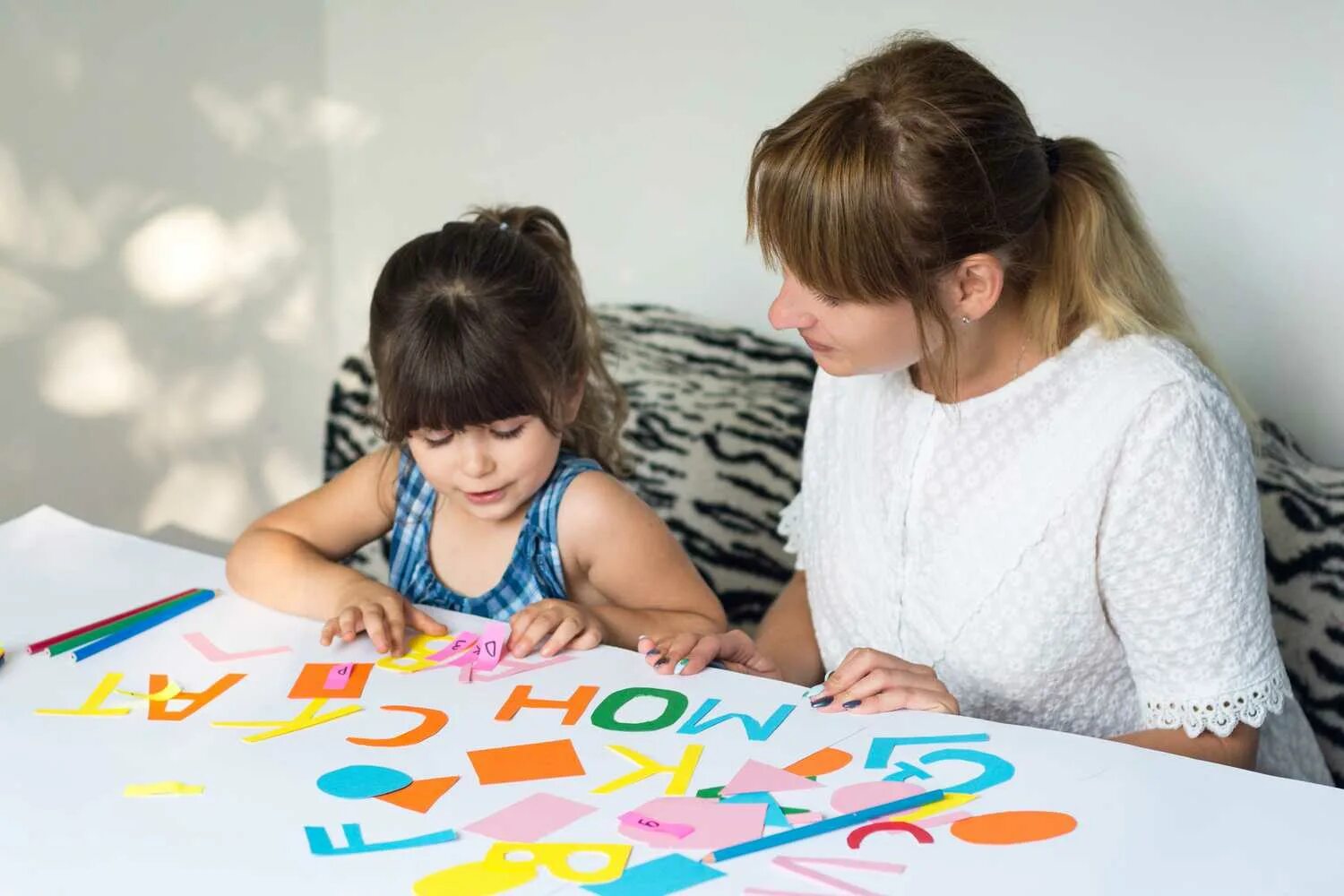 Изучаем буквы для детей. Клипарт дети в детском саду. Буквы для детей. Дети учат английский. Маленькая девочка учит игрушки.