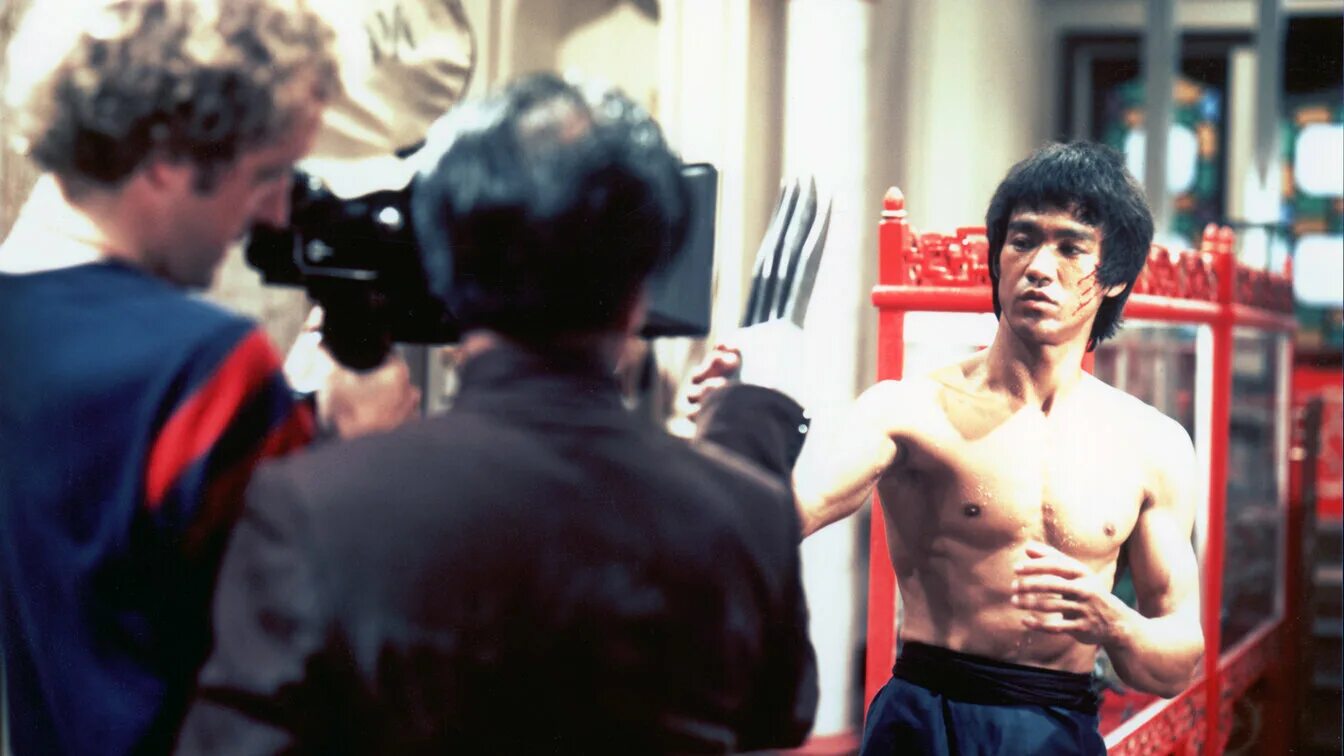 Джеймс кобурн и брюс ли. Брюс ли фильм остров дракона. Брюс ли на съемках 1973. Брюс ли путь дракона. Брюс ли на остров фильм брюс ли на остров.