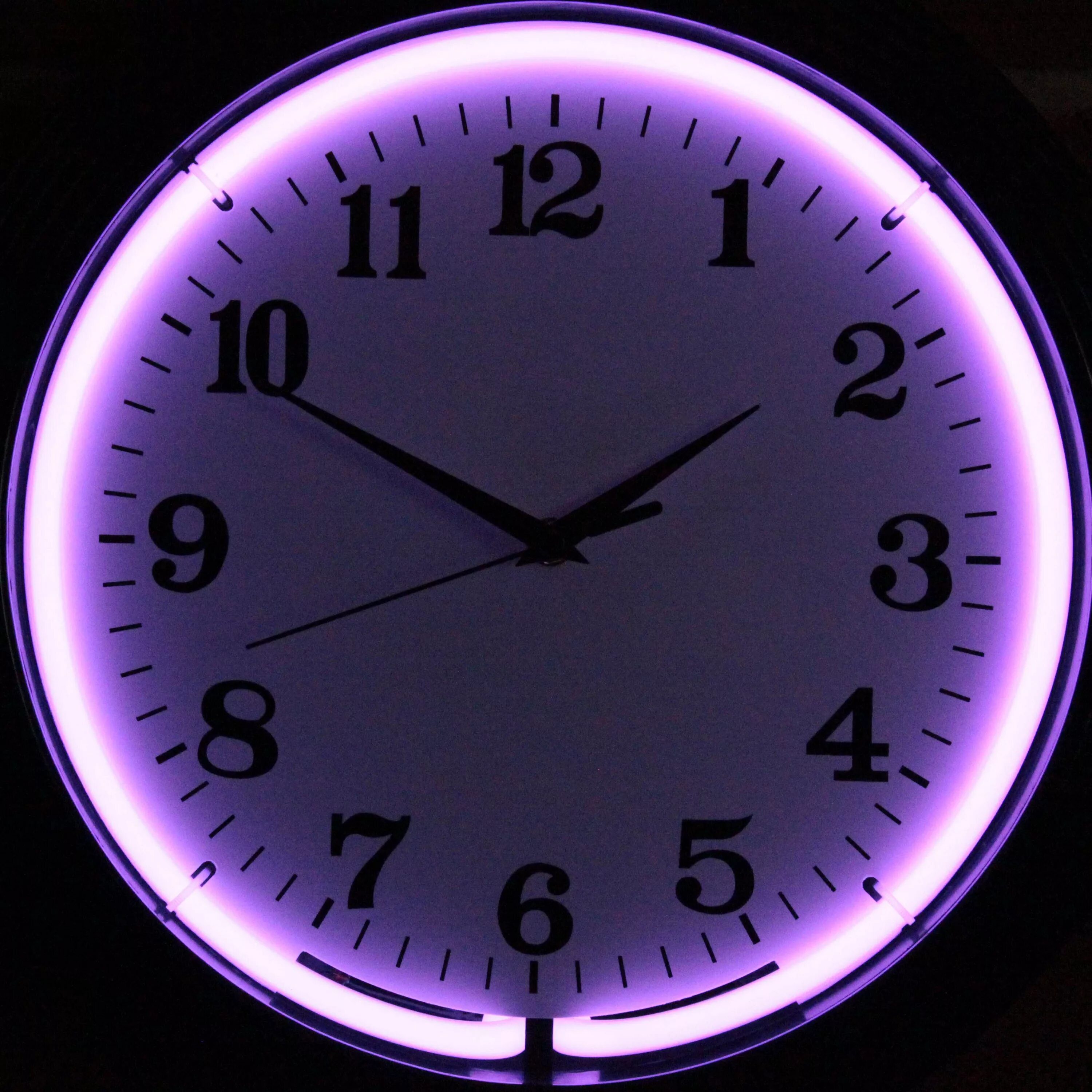 10 часов на циферблате. Часы фиолетовые. Красивые часы. Часы круглые. Часы циферблат.