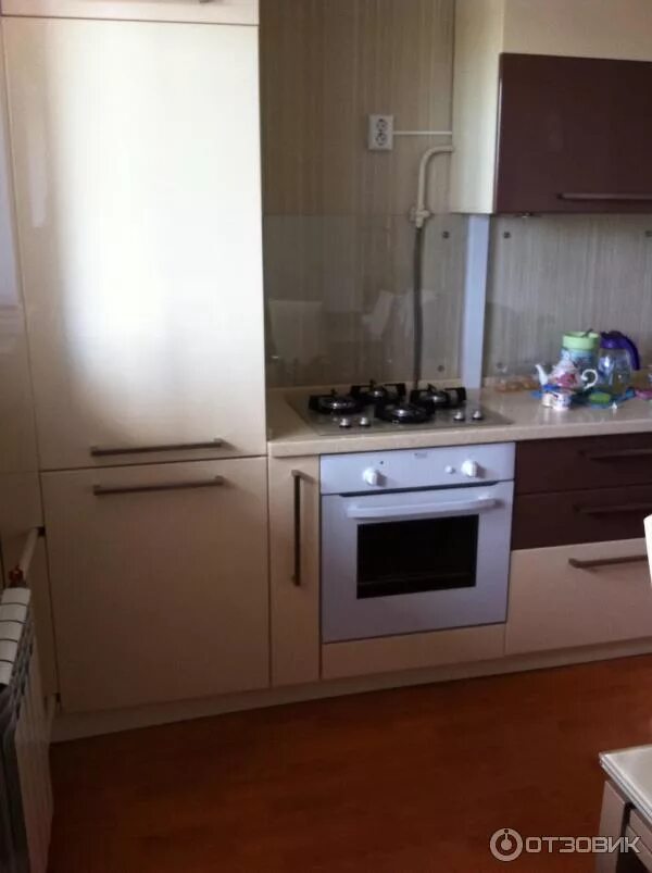 кухня со встроенным холодильником. варочная панель рядом с холодильником. маленькая угловая кухня с холодильником у окна. кухни в хрущевке с газовой плитой и холодильником. кухни 5кв с газовой плитой и холодильником 5 кв м.