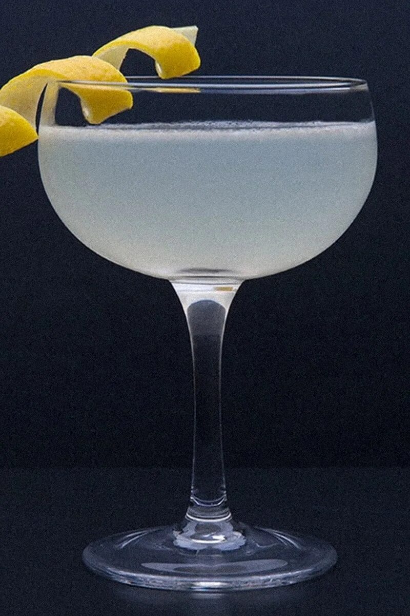 Cocktail 2. Corpse Reviver коктейль. Коктейль Corpse Reviver #2. Белый алкогольный коктейль Греция. Белый африканец коктейль.