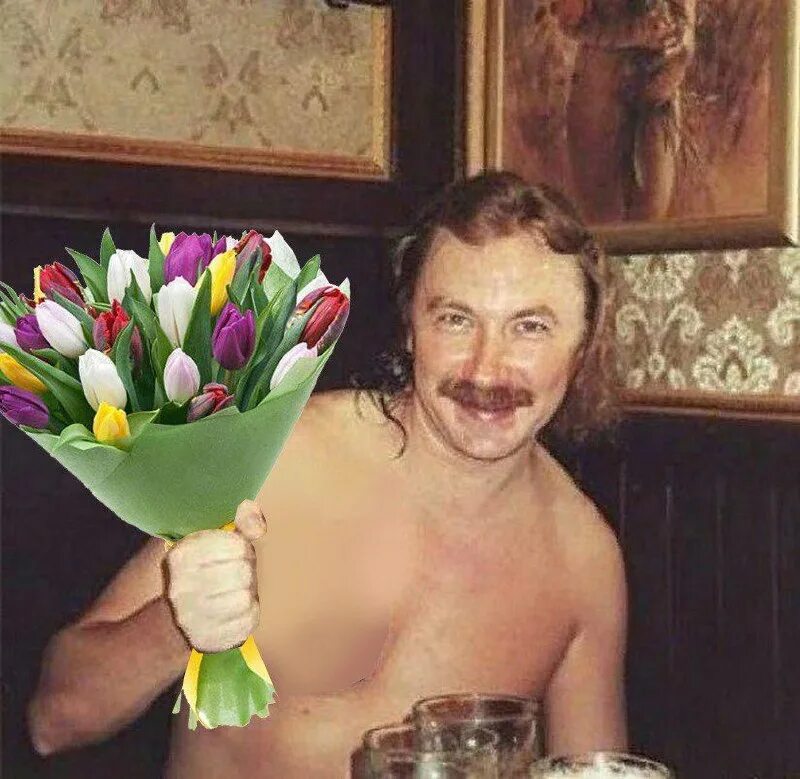 Николаев поздравляю слушать. Николаев с цветами.