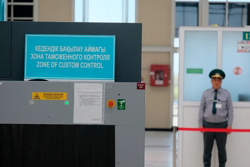 Пограничники в аэропорту. Астана аэропорт таможенный контроль. Таможенный пост узбекистан. Казахстан паспортный контроль. Казахстан паспортный контроль.