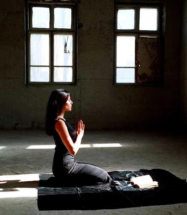 Человек молится богу. Счастливая женщина. Дети в церкви. Человек в молитве. Девушка в молитве.