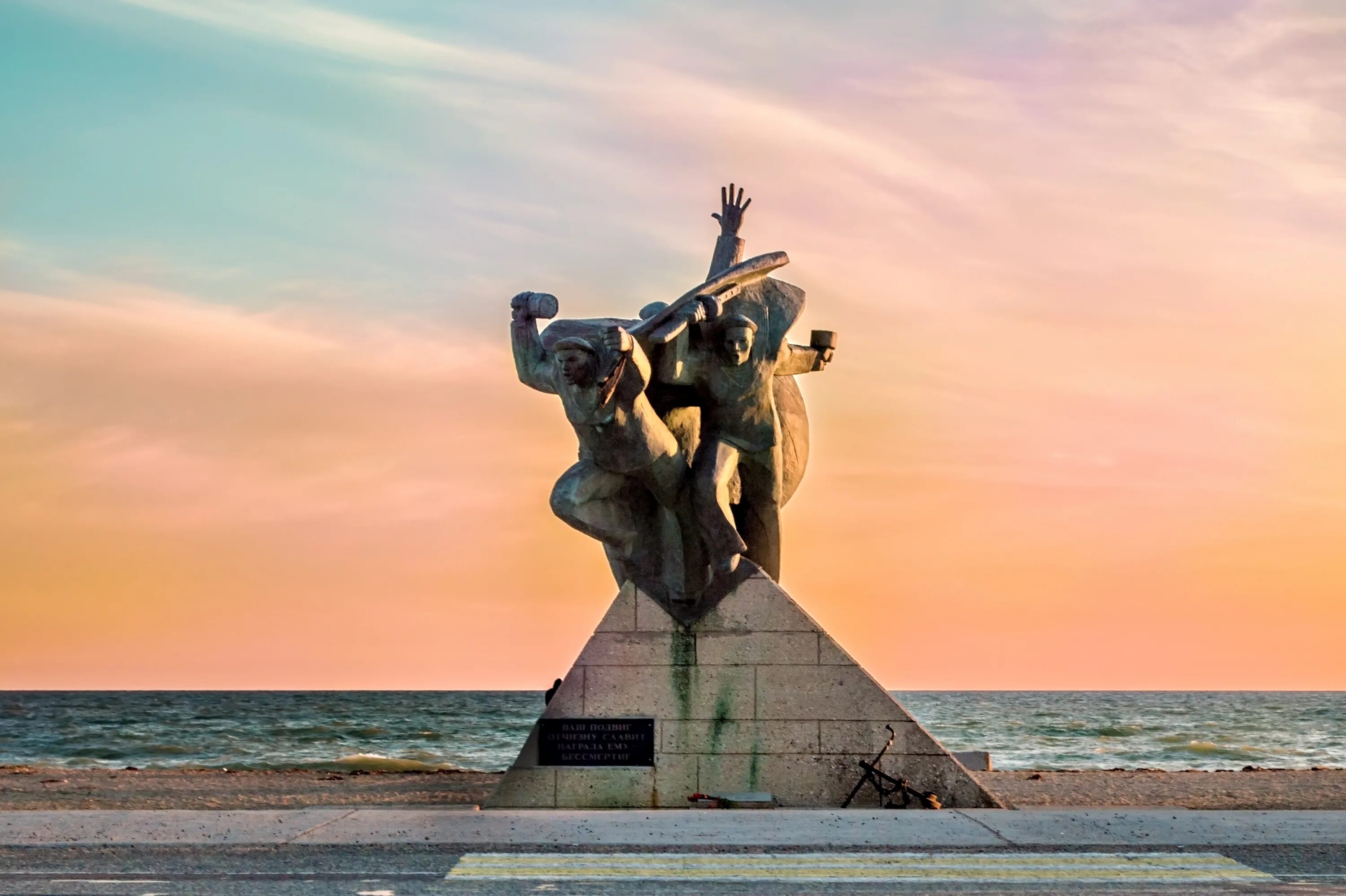 Евпатория евпаторийский десант. Евпатория евпаторийский десант. Евпатория евпаторийский десант. Памятник евпаторийскому десанту евпатория. Памятник высадки десанта евпатория.