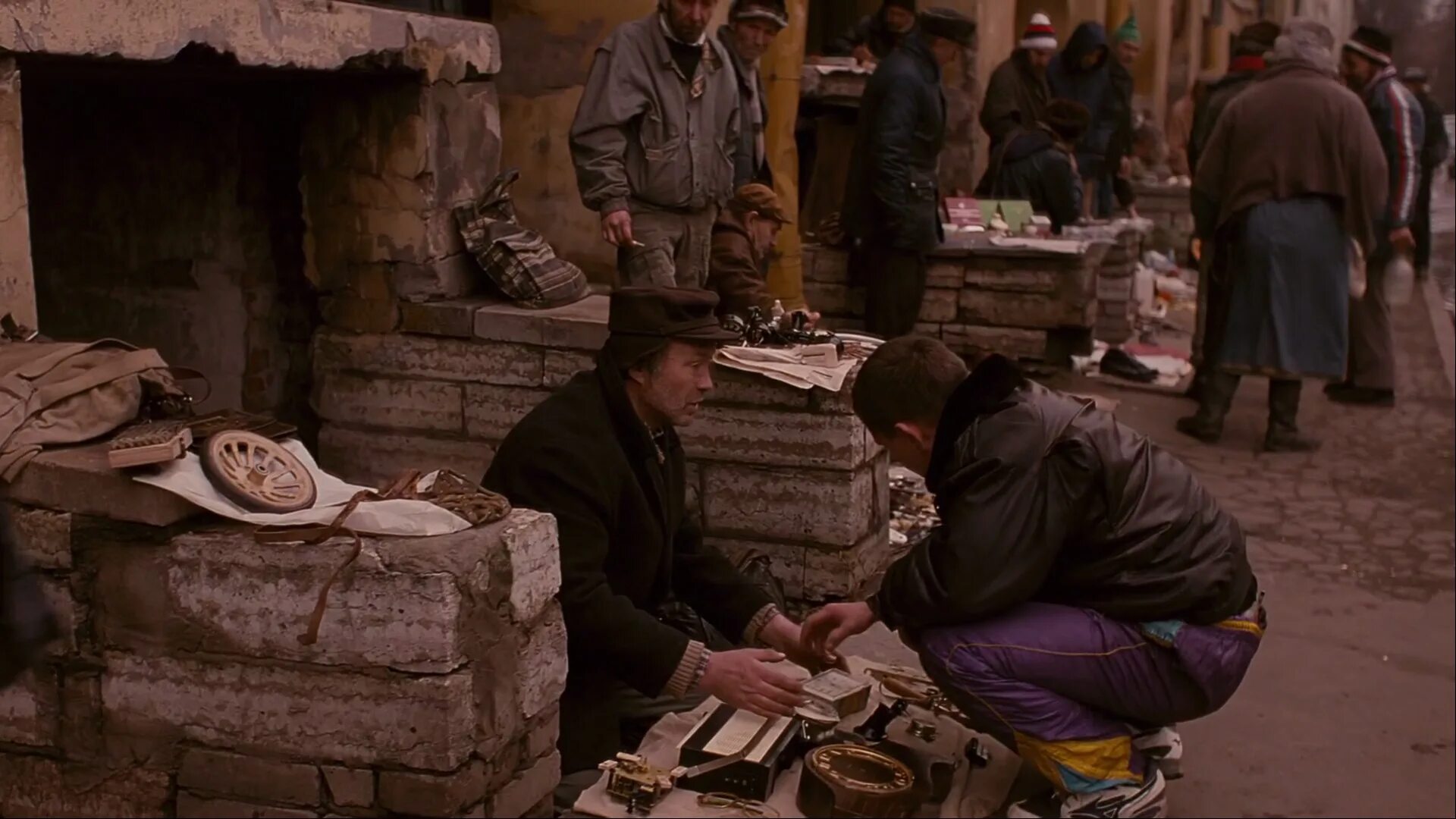 Брат фильм 1997 кадры. Данила багров брат 1. Кадры из фильма брат. Сергей бодров кадры из фильма брат. Сергей бодров в фильме брат.