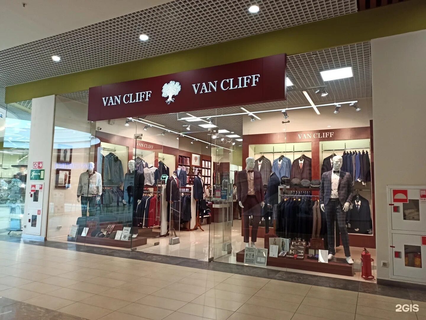 Van cliff логотип. Пионер салон мужской одежды. Ван клиф мужская одежда. Van cliff москва. Van cliff фото магазина.