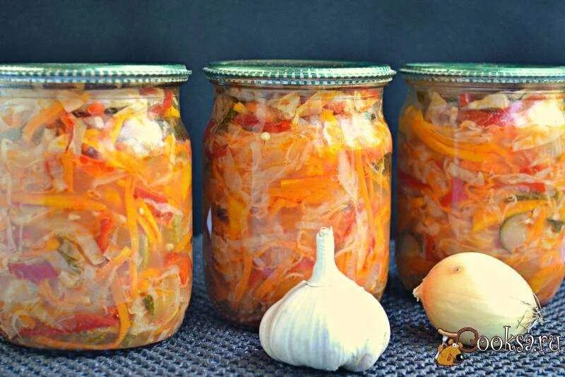 Салат из огурцов и капусты в зиму. Салат кубанский с капустой на зиму. салат охотничий на зиму. салат с капустой на зиму без стерилизации. салат из капусты и огурцов на зиму.